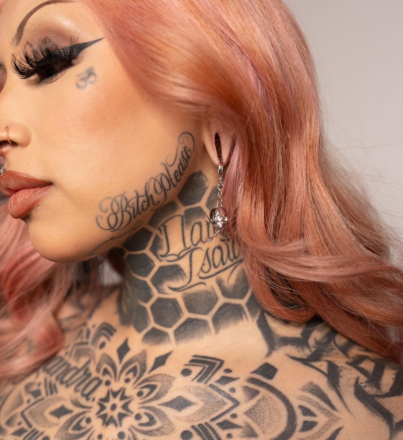 ear-hanger-nic-lifestyle - Sullen