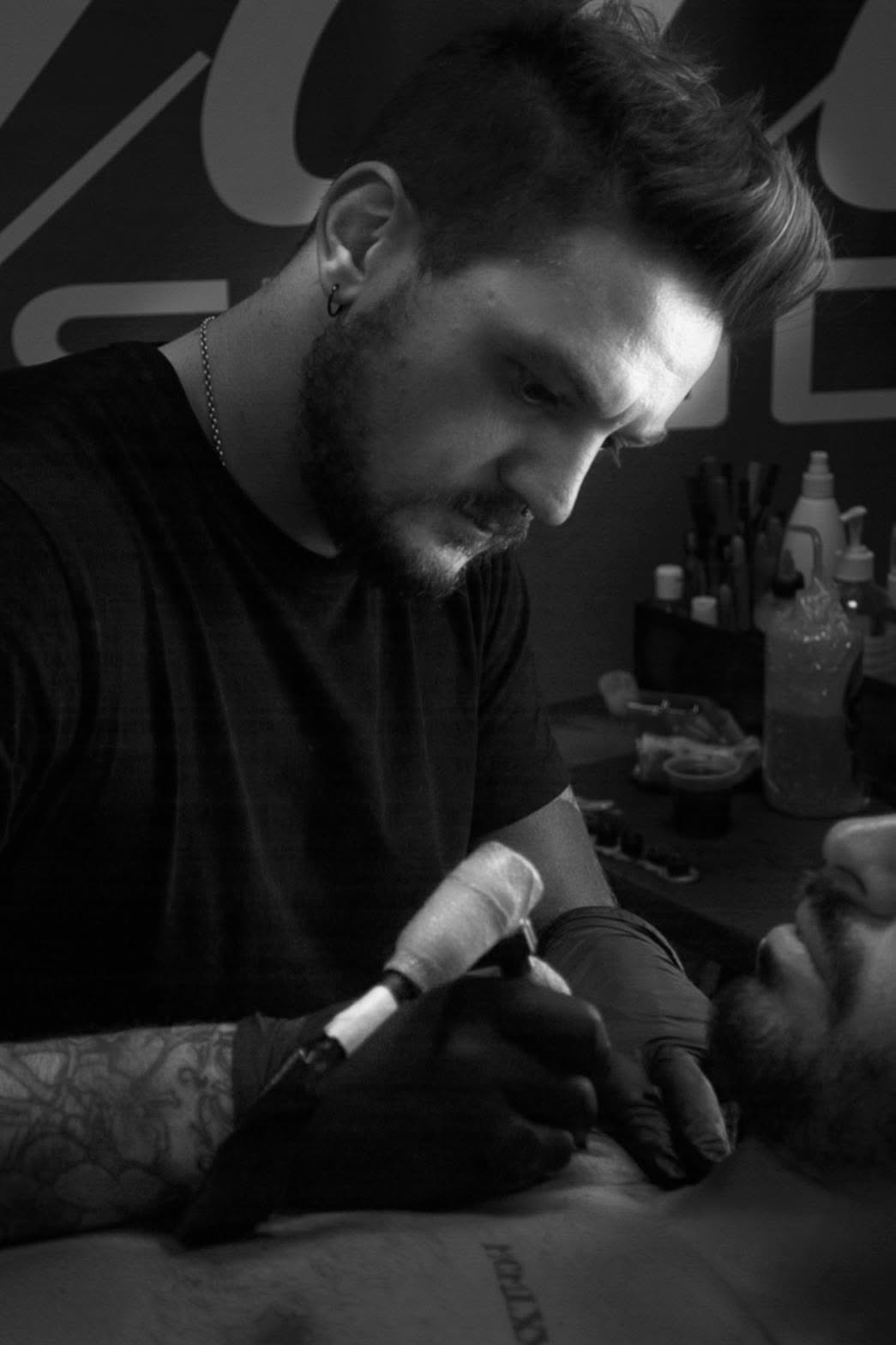 Andrea Zorloni tattooing